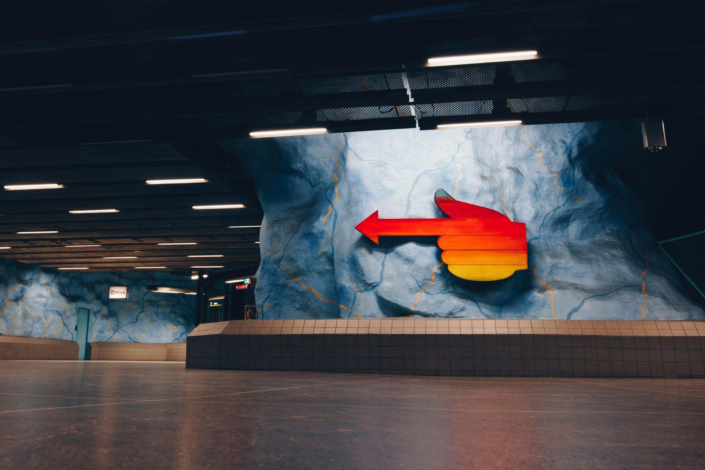 Promenade artistique dans le métro souterrain avec un local à Stockholm