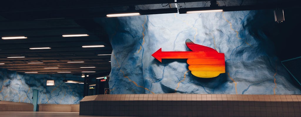 Paseo de arte en metro subterráneo con un local en Estocolmo