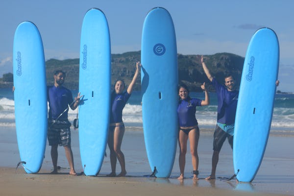 Clase de surf grupal para principiantes