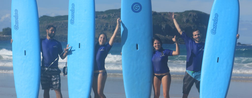 Lekcja surfowania w grupie dla początkujących