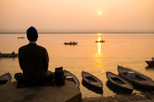 Yoga auf den Ghats von Varanasi
