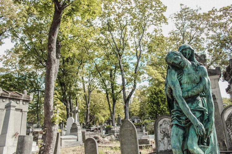 The famous graves of Père Lachaise a self-guided audio tour