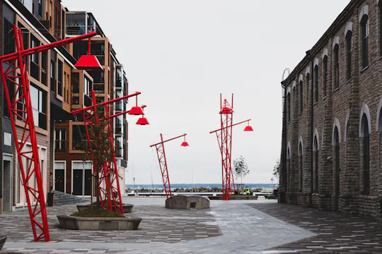 Discovery Walk autoguiado de los contrastes de la ciudad de Tallin más allá de las murallas medievales