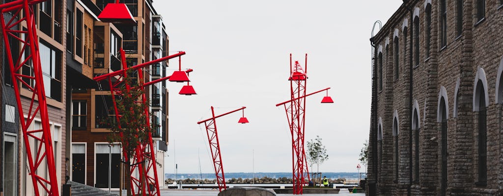 Zelfgeleide ontdekkingswandeling door de stad Tallinn contrasteert buiten de middeleeuwse muren