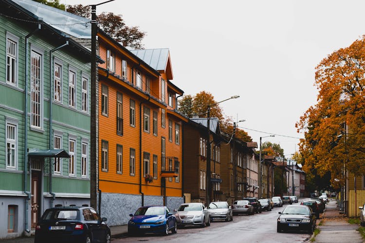 Self-guided Discovery Walk of Tallinn city contrasts beyond the medieval walls