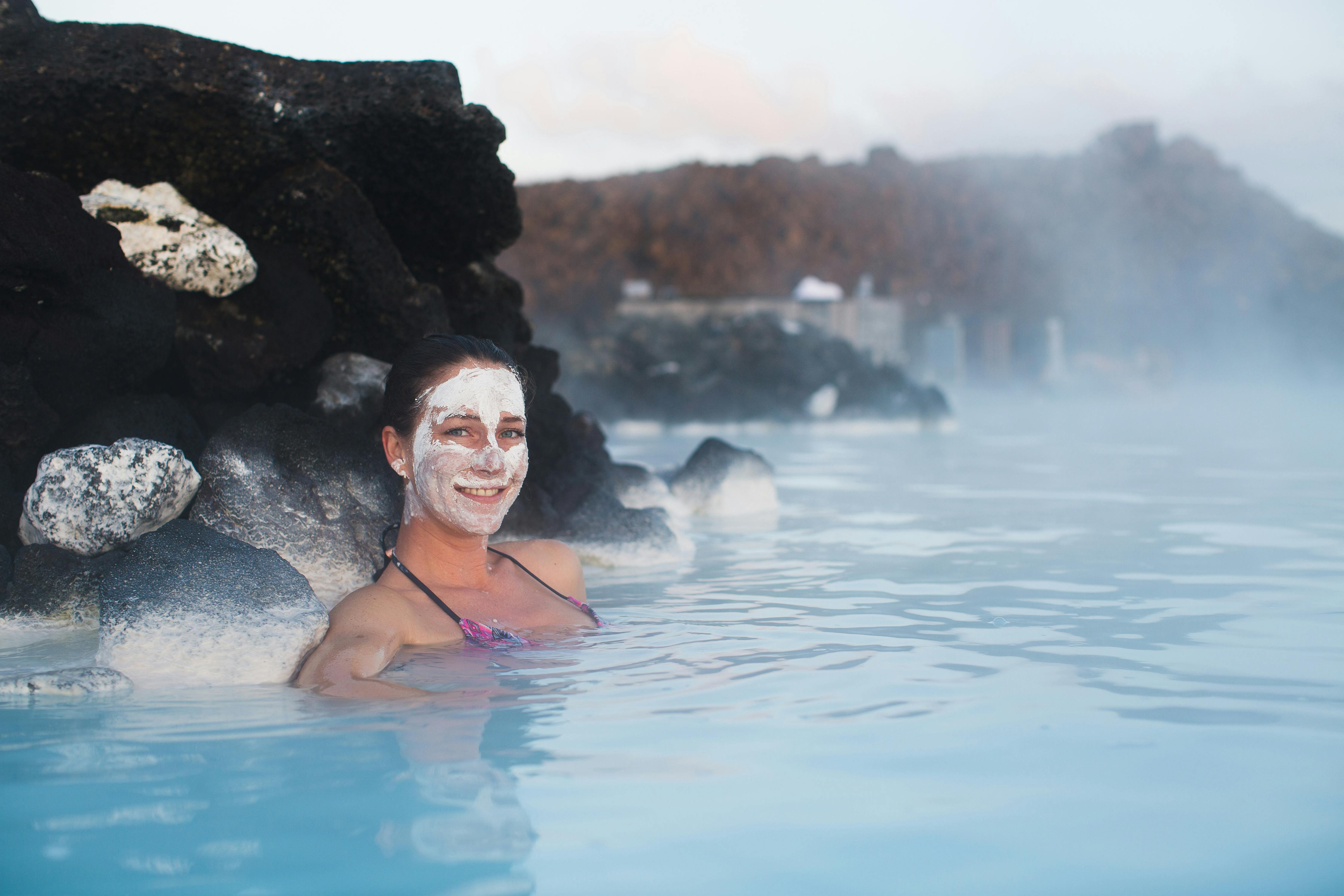Купание в горячей воде. Голубая Лагуна Исландия девушка.