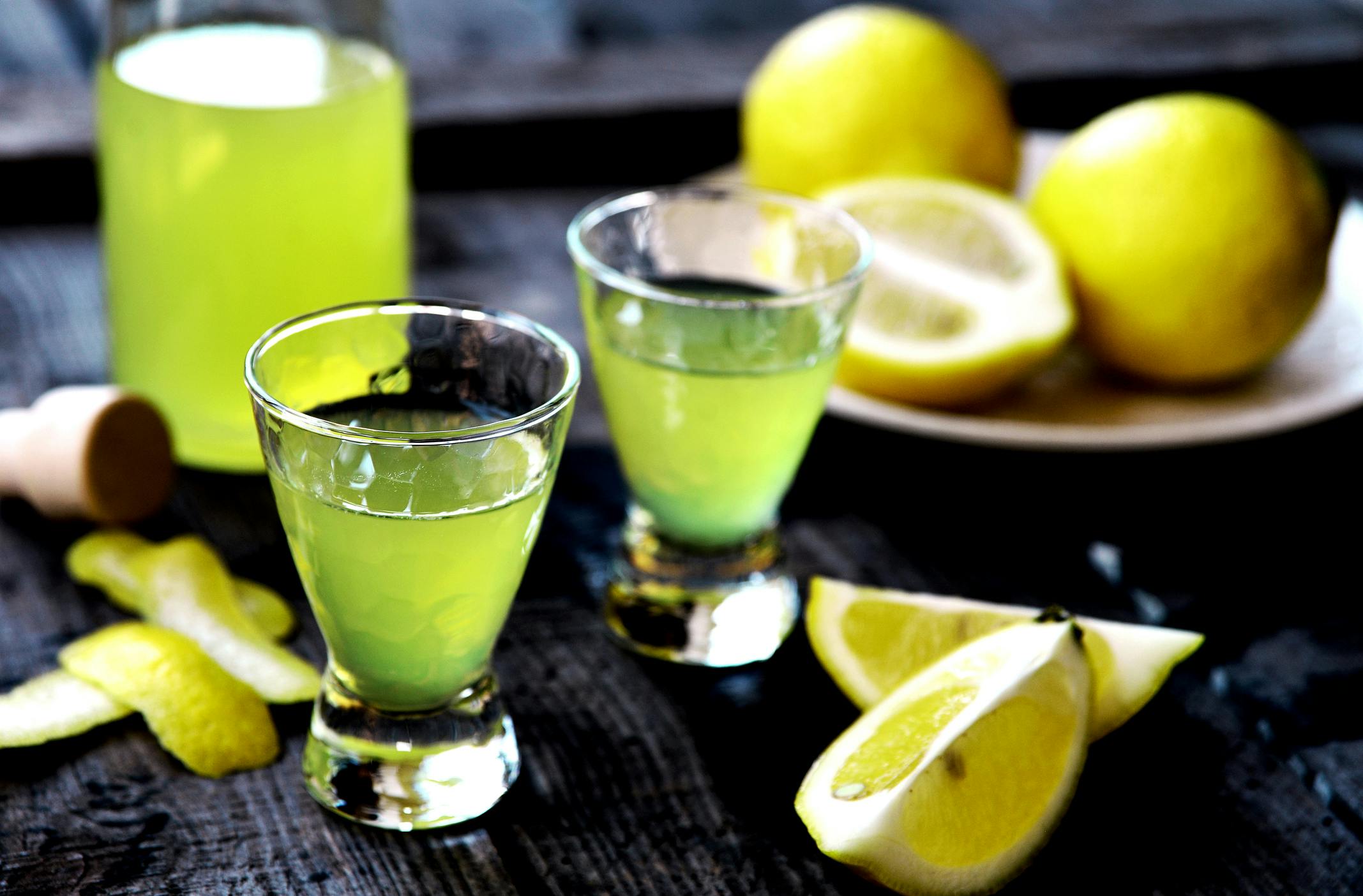 Лимончелло что это. Лимонный ликер Лимончелло. Лимоны для Лимончелло. Белорусский ликер лимонный Лимончелло. Лимончелло Италия.
