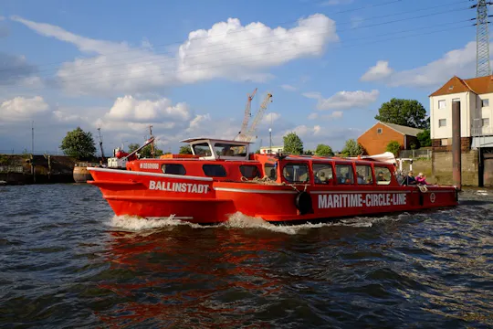 Hop-on hop-off harbor tour with Emigration Museum BallinStadt ticket