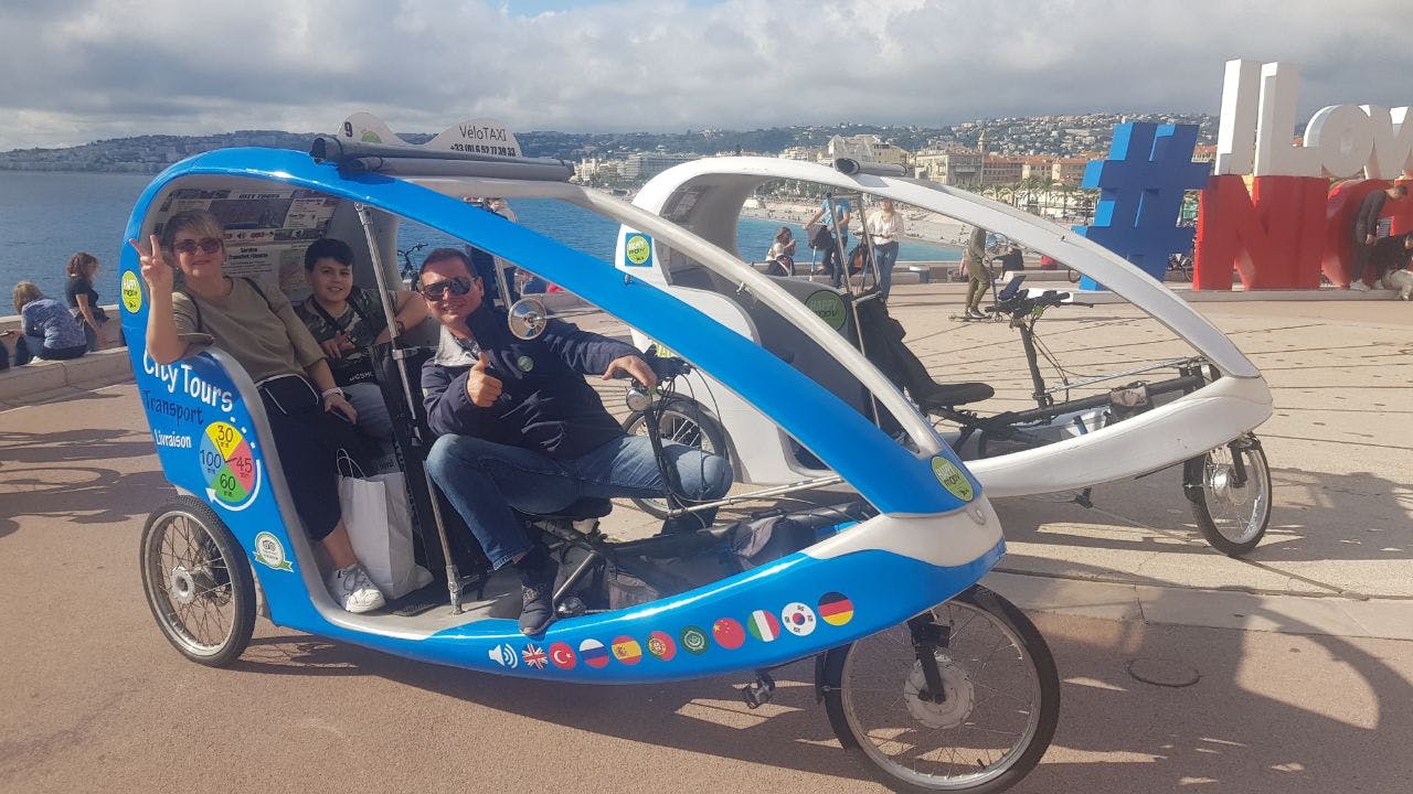 Un paseo en rickshaw eléctrico privado de 1,15 horas en la Riviera francesa
