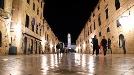Tour em grupo a pé à noite em Dubrovnik