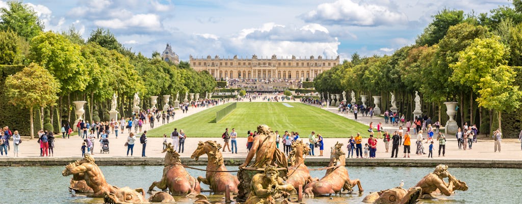 Visita guiada ao Palácio de Versalhes com acesso aos jardins e passagens de trem