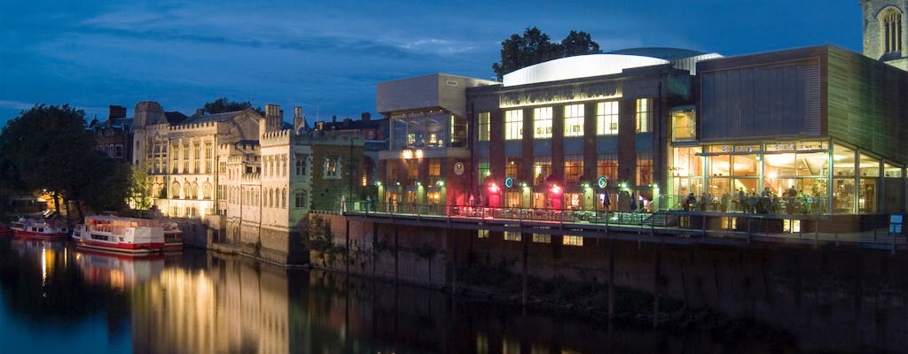 Crociera serale illuminata a York