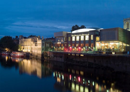 Cruzeiro noturno iluminado por York