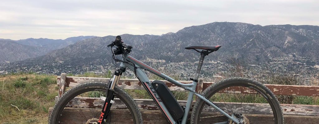 Passeio de mountain bike elétrica nas montanhas Verdugo