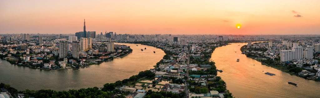 Coquetel romântico ao pôr do sol ao longo do rio Saigon