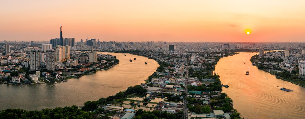 Romantischer Sonnenuntergangscocktail entlang des Saigon River