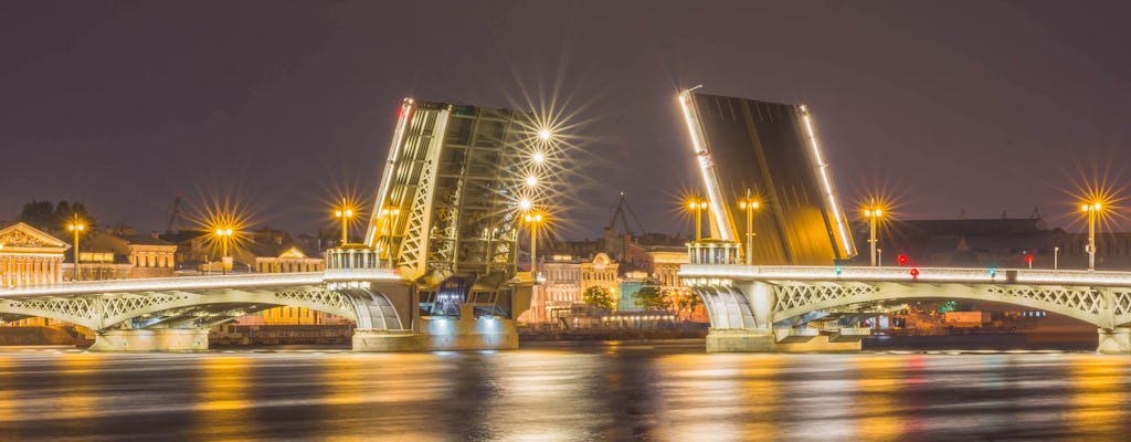 GIro in barca notturno di San Pietroburgo sul fiume Neva