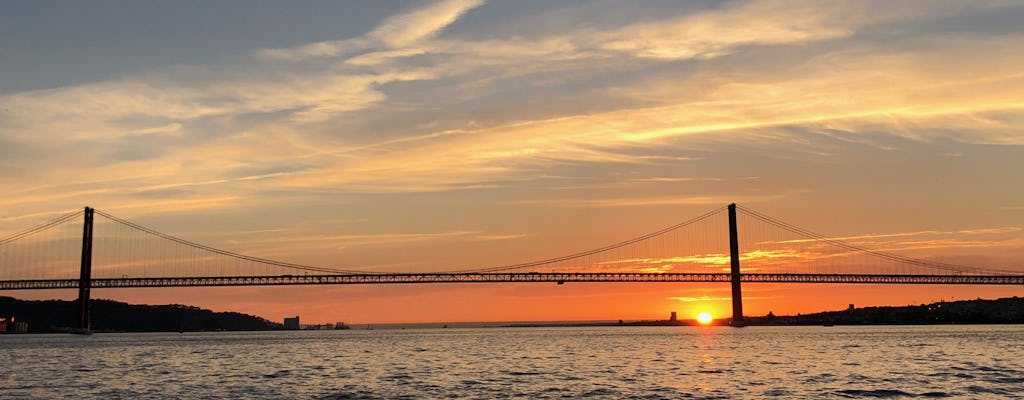 Navegación al atardecer por Lisboa durante dos horas y 30 minutos.