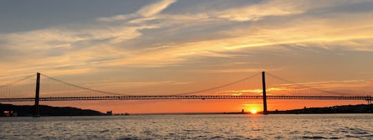 Paseo en barco al atardecer en Lisboa con bebidas y aperitivos