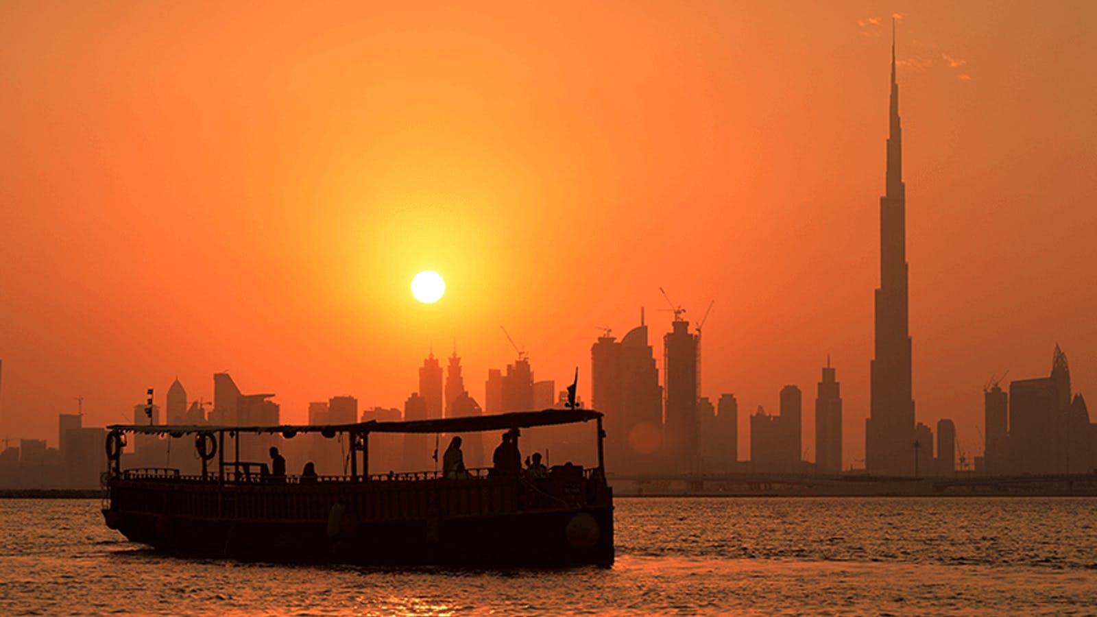 Paseo en barco de madera Abra de 60 minutos con puesta de sol de Burj Khalifa