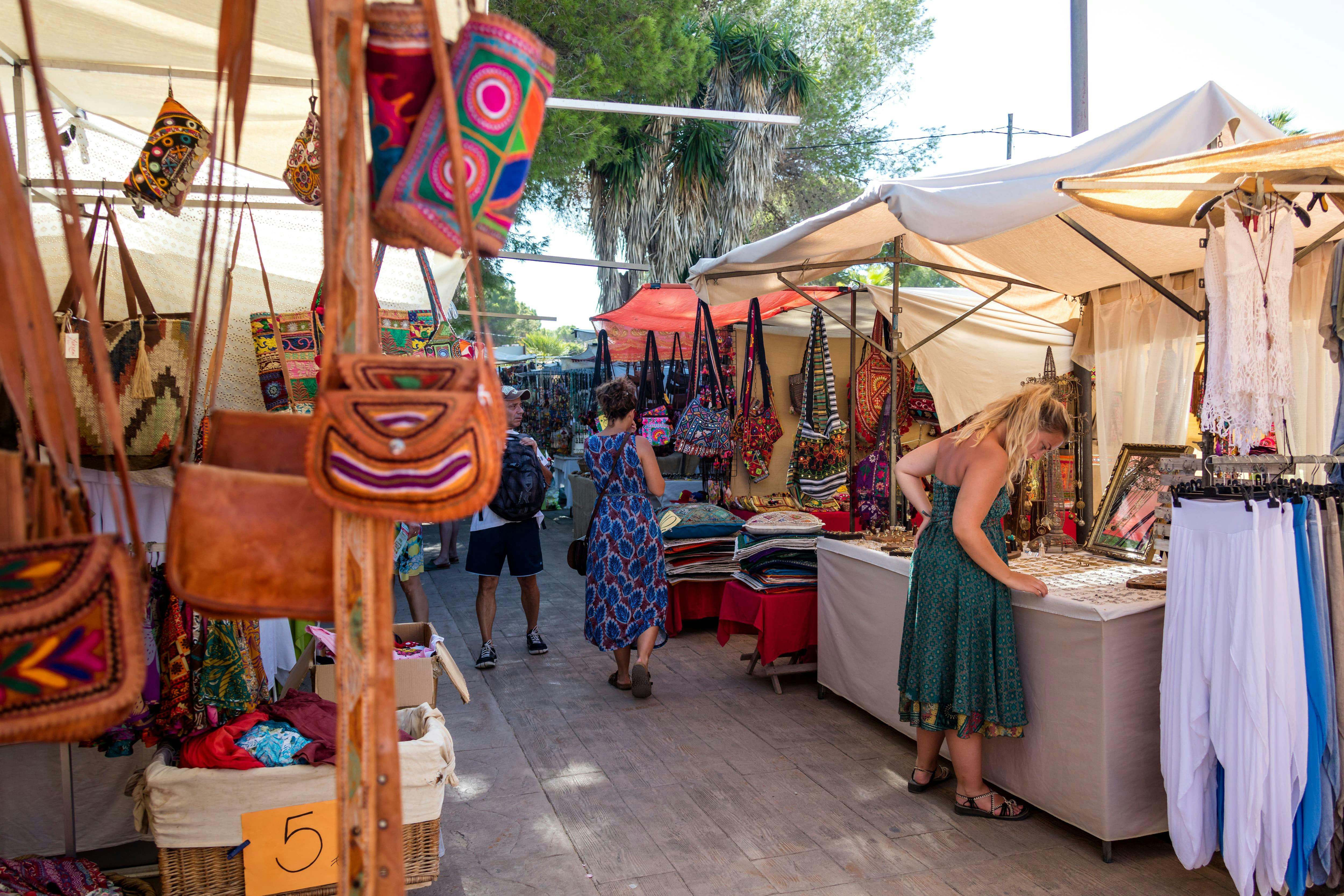 Visita al mercado hippy de Ibiza con un guía local