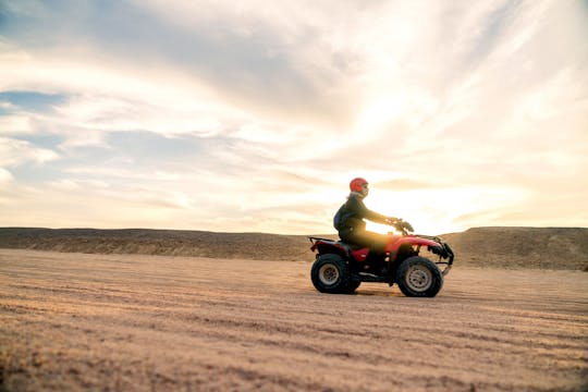 Quad na pustyni i zachód słońca