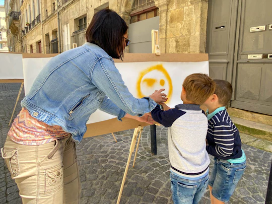 Small group guided tour and introduction to street art in Bordeaux
