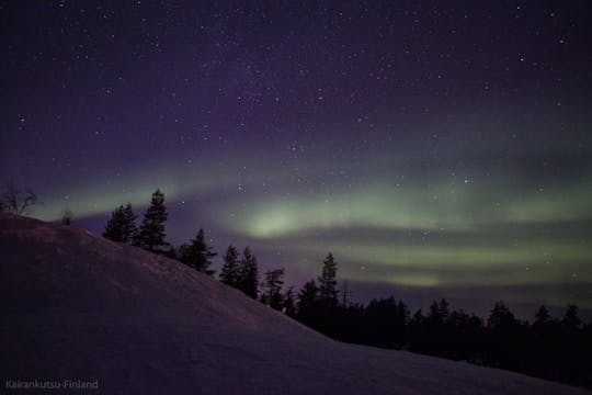 Chasse aux aurores boréales en voiture avec feu de camp
