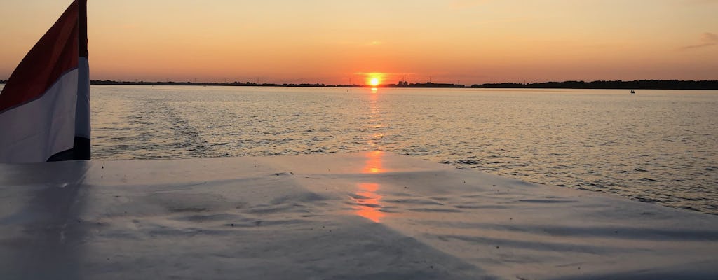 Cruzeiro ao pôr do sol ao longo do Gooimeer