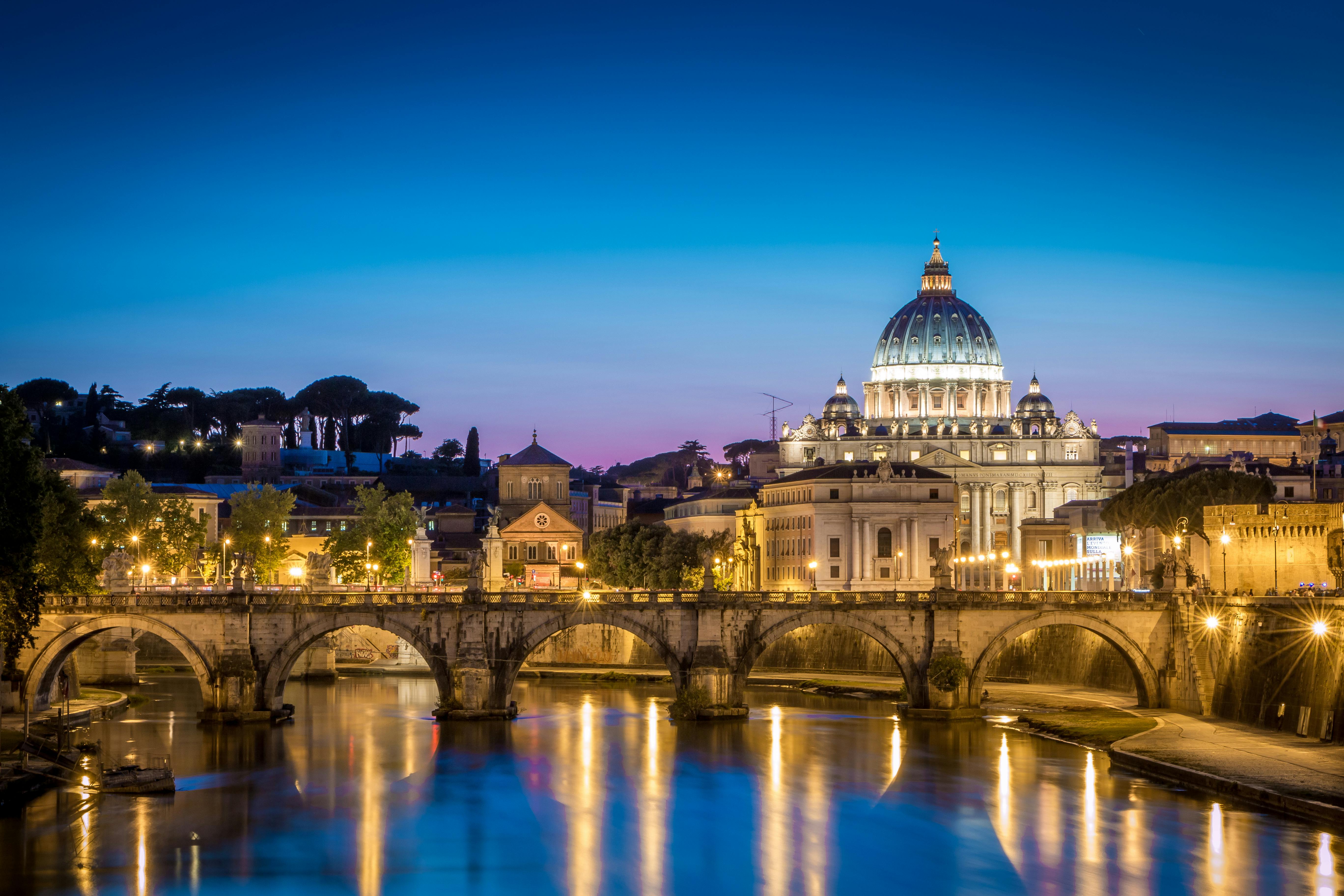 E-bike night tour of Rome with tasting of local food