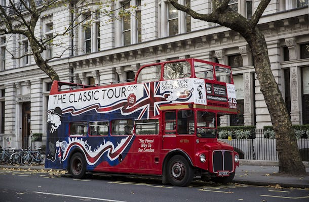 Giro turistico classico di Londra in un autobus d'epoca