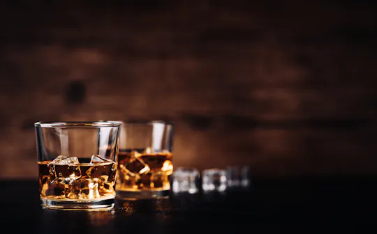 Degustação de whisky no escuro com uma visita guiada aos grandes armazéns escuros