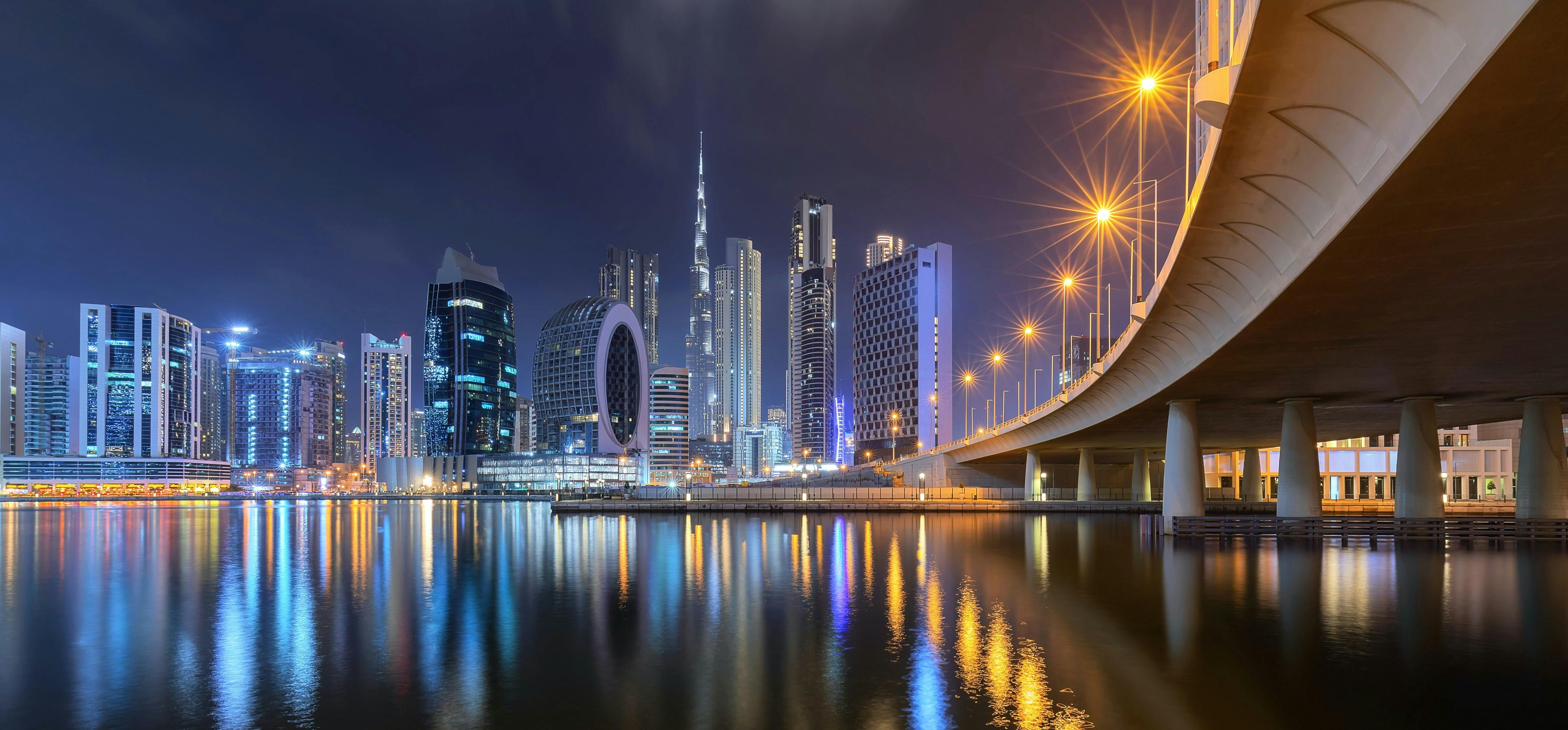 Giro in barca di lusso con cena sul canale di Dubai, trasferimento e bevande opzionali