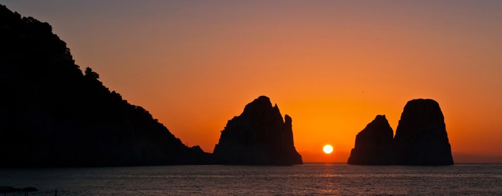 Bootsfahrt bei Sonnenuntergang und Happy Hour entlang der Küste von Sorrent
