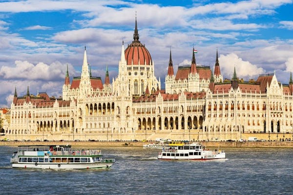 Tour privato della città di Budapest di un'intera giornata con pranzo e giro in barca