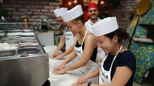 Lekcje gotowania pizzy z lokalnym szefem kuchni w Rzymie