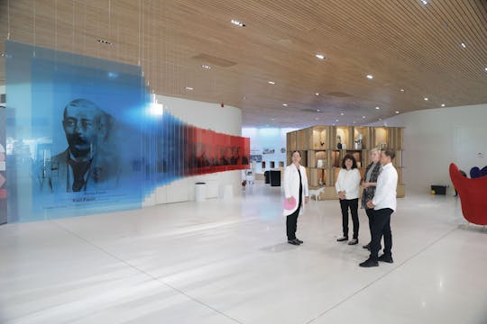 Visita guiada à exposição do Fazer Experience Visitor Center