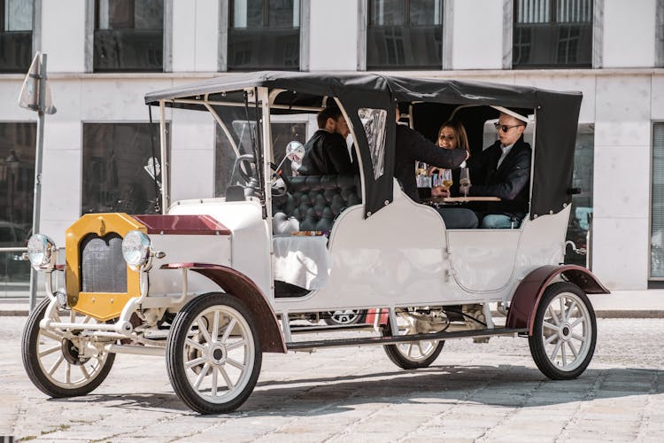 Vienna sightseeing tour in a classic electric car