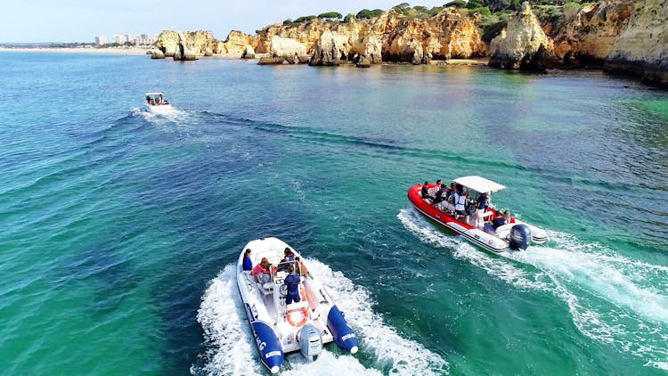 Caves circuit and coast sightseeing private boat from Portimão