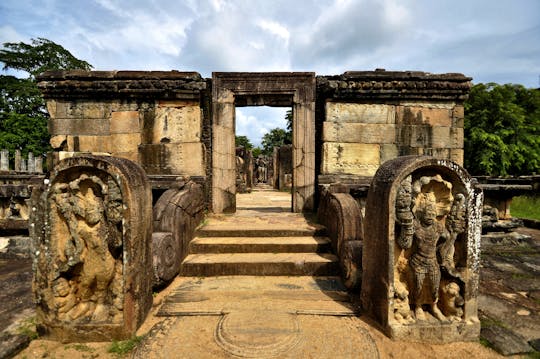 Polonnaruwa ancient kingdom and Pasikudah Beach 3-day tour from Kandy