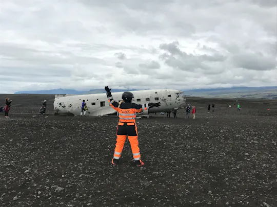 Restos del avión DC-3 y aventura en quad por la playa de arena negra