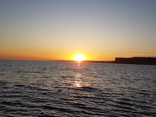 Passeio de barco na Ponta da Piedade ao pôr do sol