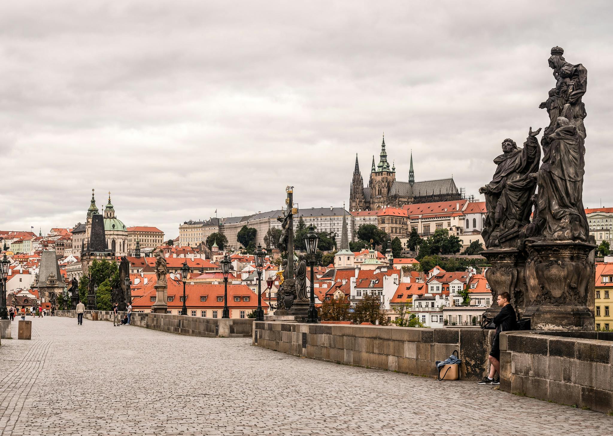 Château de Prague et horloge astronomique avec le musée national ou le quartier juif