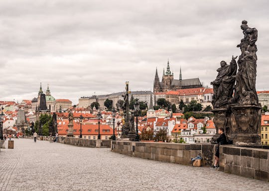 Château de Prague et horloge astronomique avec le musée national ou le quartier juif