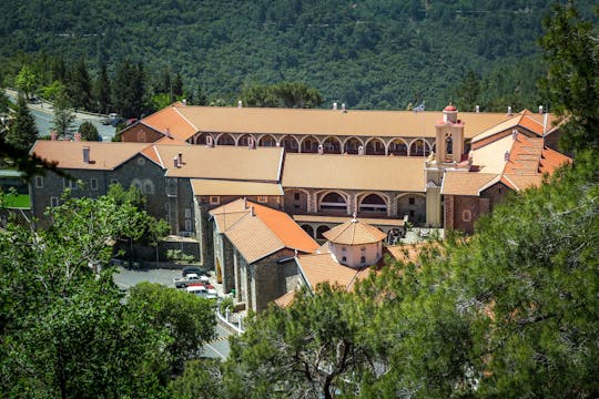 Kykkoksen luostari ja Troodoksen kierros – idästä