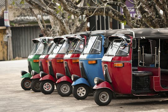 City tour de Tuk-Tuk saindo de Colombo