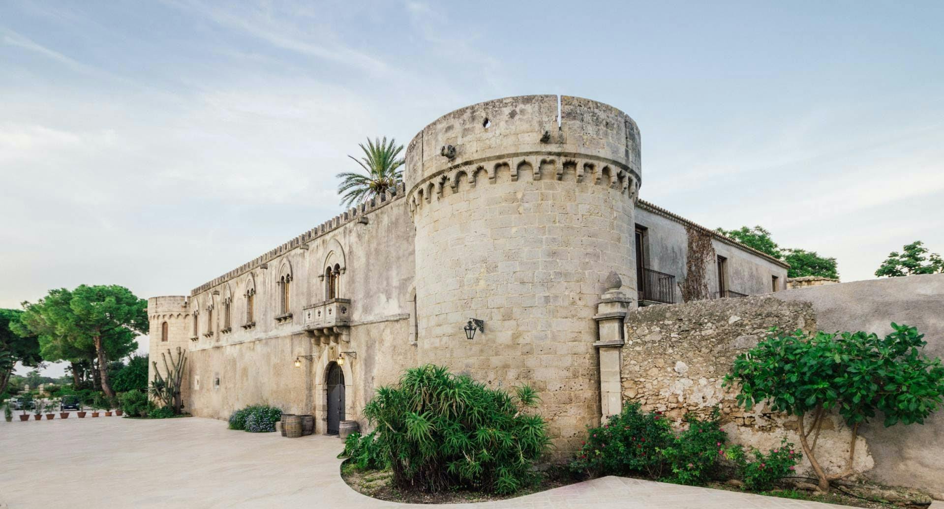 Siciliaanse wijnproeverij in een kasteel en historische tuin in de buurt van Syracuse