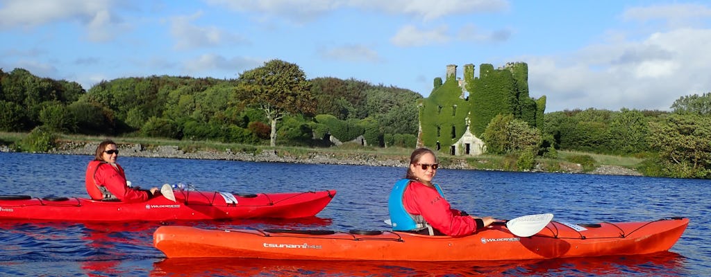 Kayak guiado por el río Corrib desde la ciudad de Galway