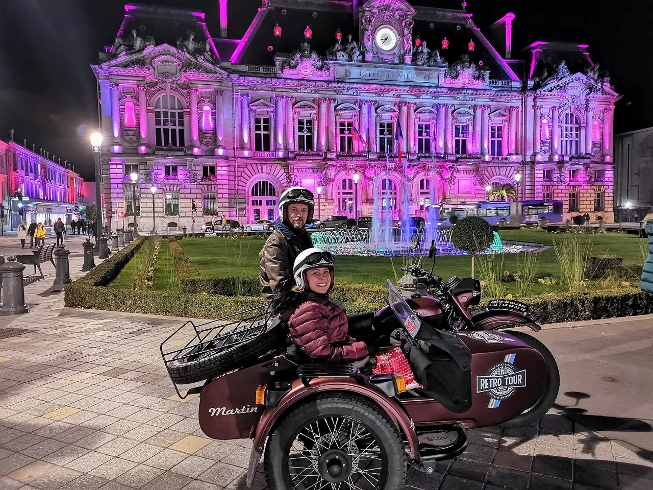 Retro sidecar tour by night