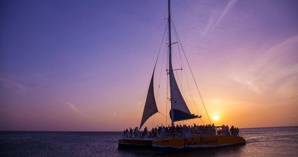 Boottocht met de Palm Pleasure catamaran bij zonsondergang